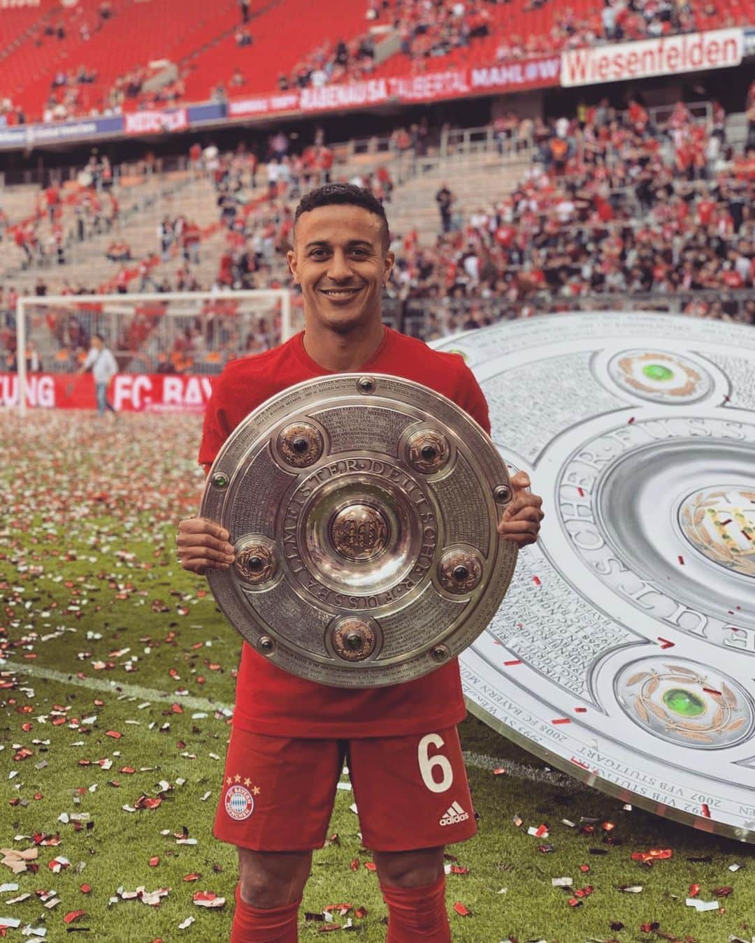 ティアゴ・アルカンタラのインスタグラム：「NUMBER 6 🏆🏆🏆🏆🏆🏆 @fcbayern #MiaSanMia」