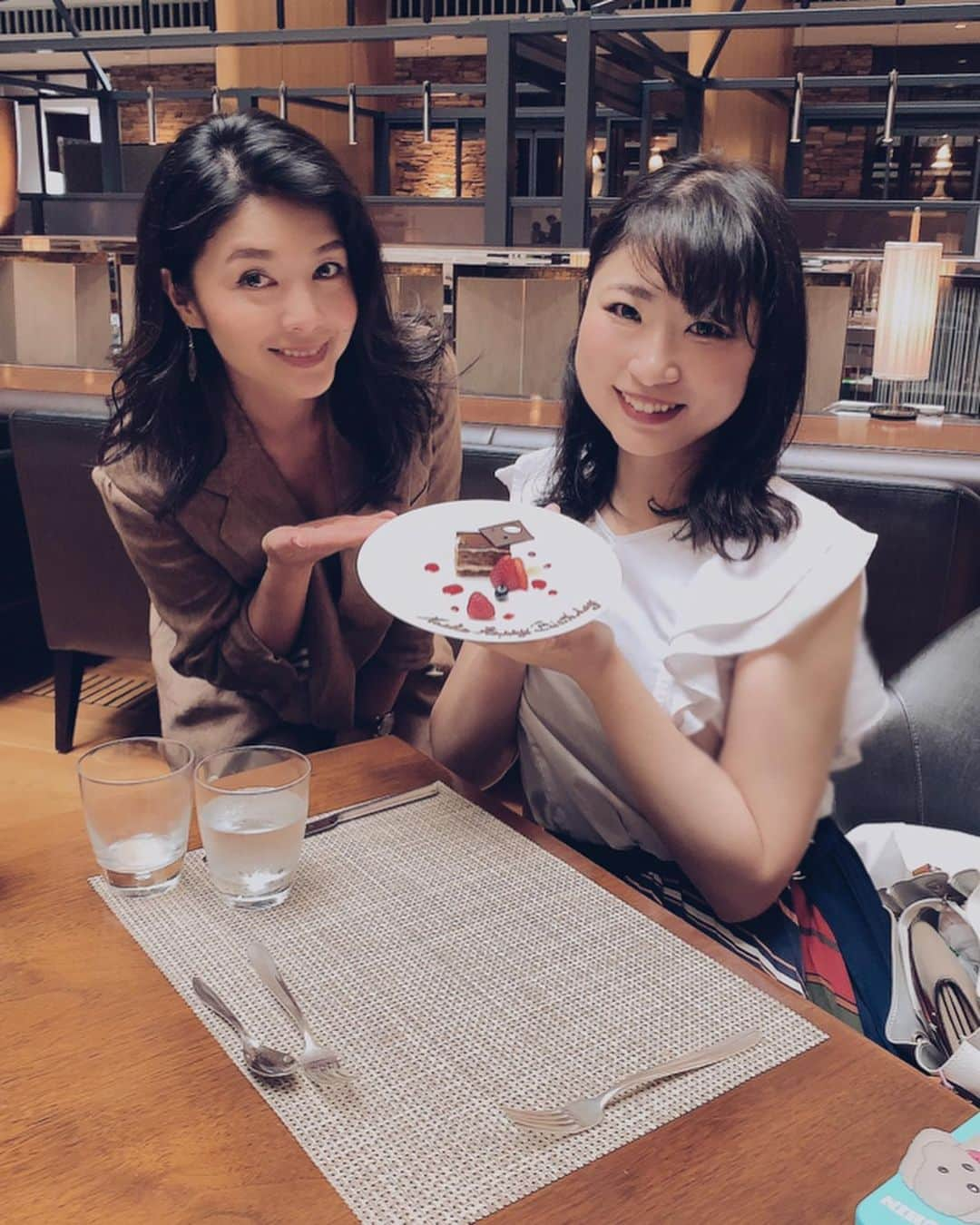 日下裕江さんのインスタグラム写真 - (日下裕江Instagram)「Surprise!!!✨ Naokoちゃんに サプライズでお誕生日ケーキ用意して頂きました🎂  大成功❣️ ゴジラも生誕祭だけど、 私達はNaokoちゃんの生誕祭をお祝いしました🎉  少し遅れちゃったけど、 お祝いできて良かった😊💓 素敵な１年になりすように🍀  #surprisebirthday #birthday #congrats #happybirthday #サプライズバースデー #誕生日 #サプライズバースデーケーキ #friendsbirthday」5月19日 2時55分 - hiroe___h