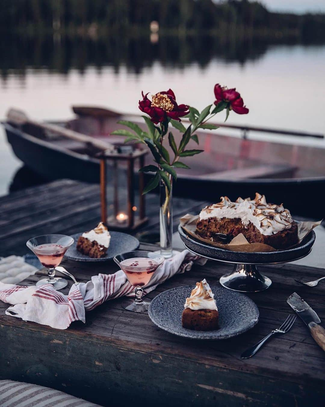 Our Food Storiesさんのインスタグラム写真 - (Our Food StoriesInstagram)「From last years moon picnic with our dear friend and sweetest soul @fridainthevalley at the dreamy @valleyschoolhouse 🌝🌿🌸 See more photos on the blog, link is in profile. #ourfoodstories  _____ #picnic #fellowmag #picnicfood #glutenfreecake #glutenfreeeats #glutenfri #germanfoodblogger #visitsweden #foodstylist #foodphotographer #simplejoys #outdoorfood #gardeninspo #vogueliving #saveurmag #momentsofmine #valleyschoolhouse」5月19日 2時50分 - _foodstories_