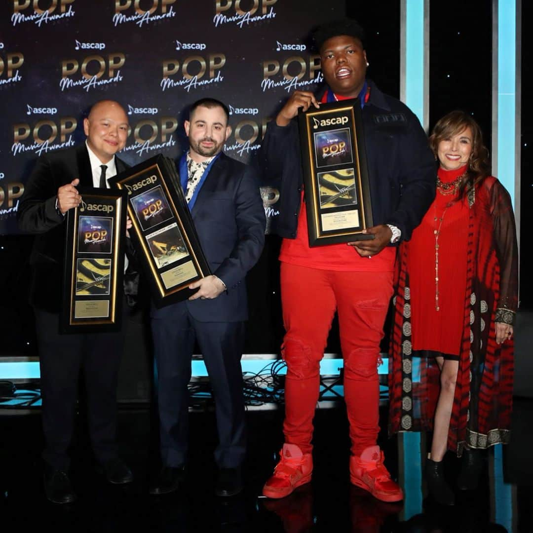 ASCAPさんのインスタグラム写真 - (ASCAPInstagram)「Feel just like a rockstar 🤘 @louisbellmusic & @tankgod with their #ASCAPPop awards for #Rockstar by #PostMalone!」5月19日 3時02分 - ascap