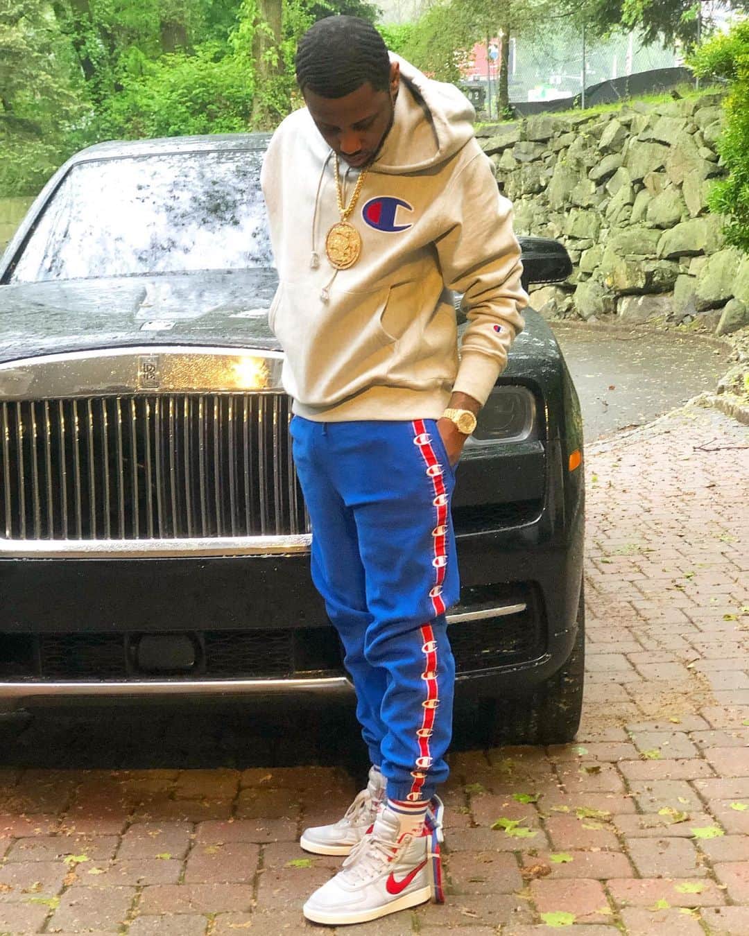 ファボラスのインスタグラム：「The trenches that we grew up in,  Need to know you can win... So you C me in my hood on some Champion shit.. 🏆」