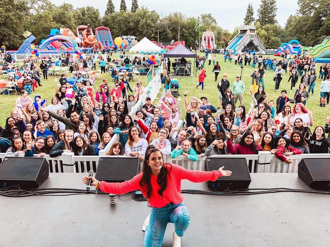 ティファニー・アルボードさんのインスタグラム写真 - (ティファニー・アルボードInstagram)「So many beautiful smiles at Kidtopia today, thanks for coming!! 🥰 It’s been a hot sec since I’ve performed & I’ve missed it so much! 😆 Is it time for another tour? 🤷‍♀️ Where do you live!? ❤️🤗 #kidtopia #performing #iloveyouguys - Also sending out the love today, so if y’all want a free download of “Just Another Love Song” - text “download” to 33222 😘 Have an awesome Saturday! ☀️」5月19日 3時08分 - tiffanyalvord