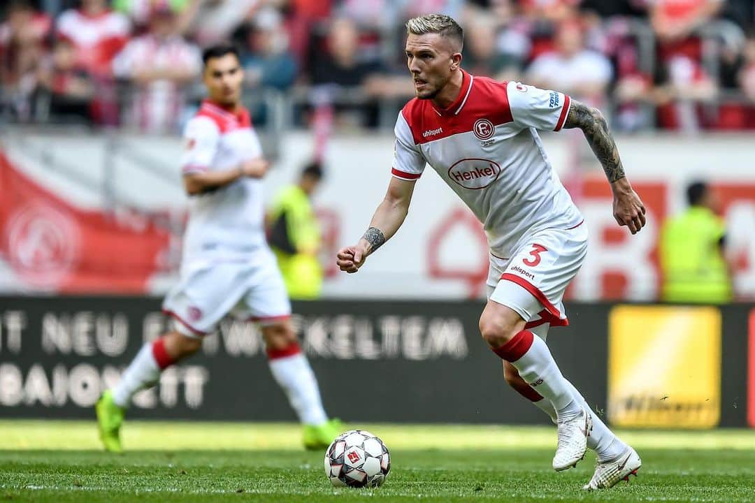 アンドレ・ホフマンのインスタグラム：「Heimsieg! ⚪️👏🏼🔴 #whatateam @f95」