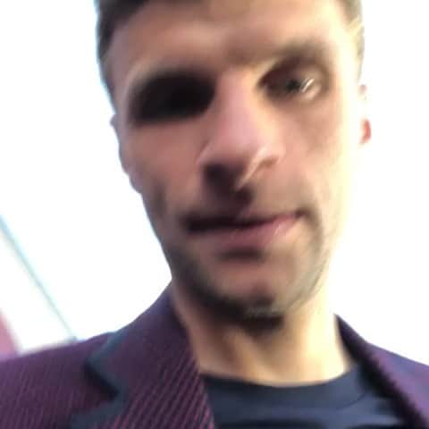 トーマス・ミュラーのインスタグラム：「Celebrations with our fans @nockherberg - party on 🍻 #miasanmeister #fcbayern #esmuellert #meisterschaft #bundesliga」