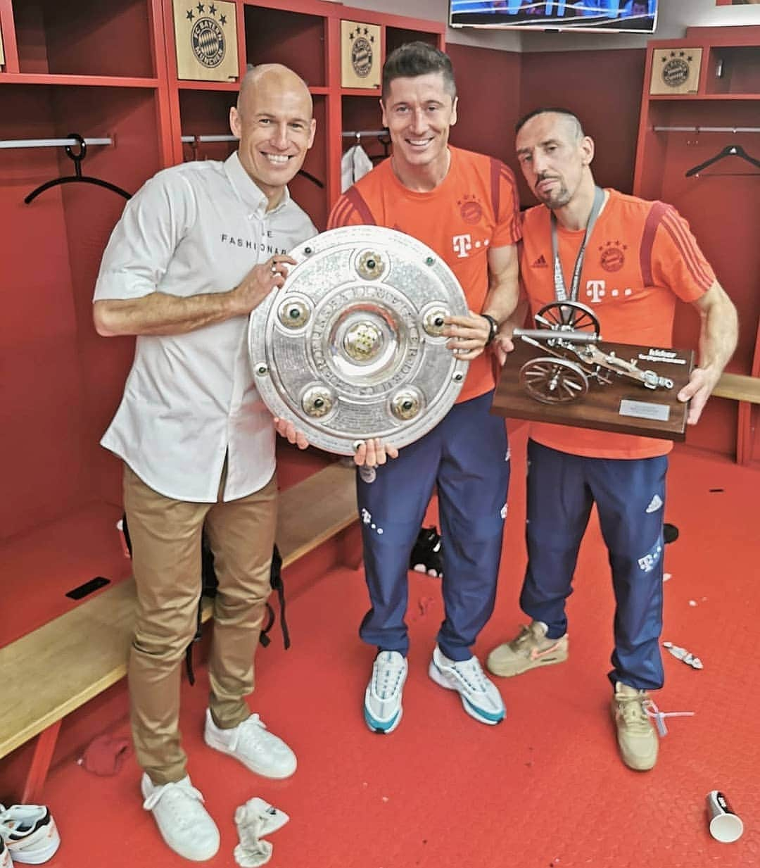 ロベルト・レヴァンドフスキさんのインスタグラム写真 - (ロベルト・レヴァンドフスキInstagram)「It is a great honor to play and win trophies with such a great football legends @franckribery7 & @arjenrobben ⚽. This time and this beautiful moment will forever remain in my memory🙏. Thank you.」5月19日 3時21分 - _rl9