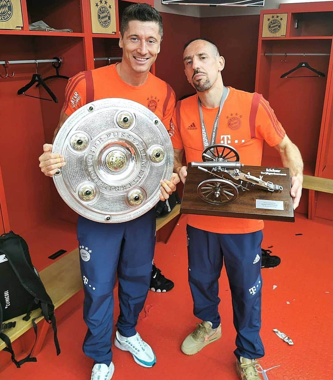 ロベルト・レヴァンドフスキさんのインスタグラム写真 - (ロベルト・レヴァンドフスキInstagram)「It is a great honor to play and win trophies with such a great football legends @franckribery7 & @arjenrobben ⚽. This time and this beautiful moment will forever remain in my memory🙏. Thank you.」5月19日 3時21分 - _rl9