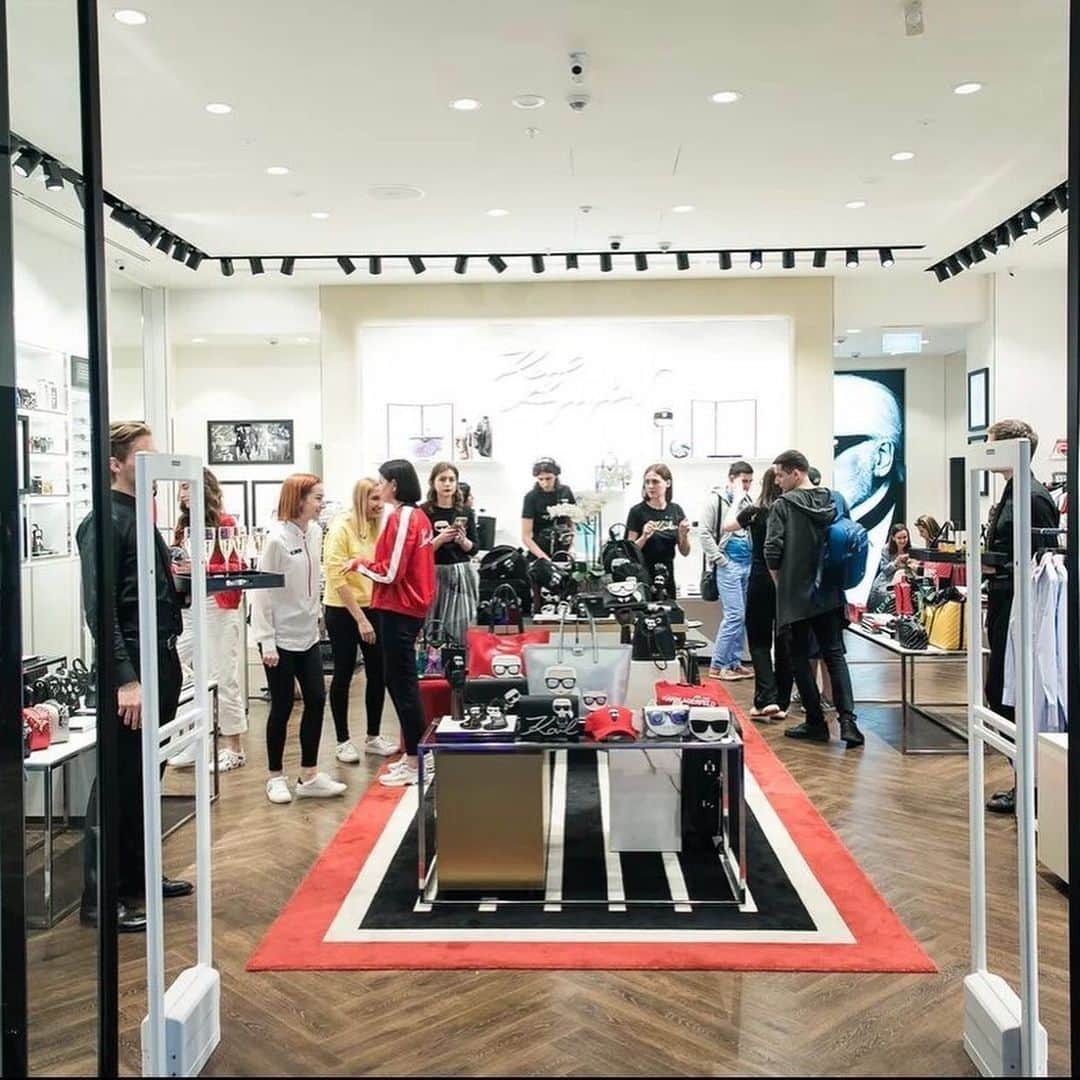 カールラガーフェルドさんのインスタグラム写真 - (カールラガーフェルドInstagram)「This weekend in Moscow: celebrate the opening of the new #KARLLAGERFELD store at the Europeisky Mall. From May 17 to 19, visit the store for exclusive opening events!」5月19日 3時17分 - karllagerfeld