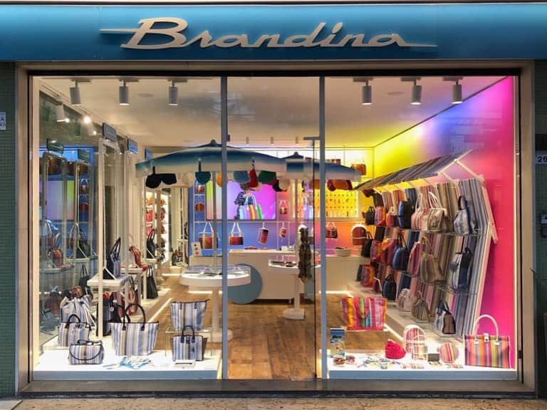 のインスタグラム：「La nuova Bottega Brandina di Riccione in Viale Dante 26! Vieni a trovarci! 😊  @cittadiriccione #brandinatheoriginal #brandina #riccione #pesaro #riccione #aquafan #rimini #cesenatico #milanomarittima #fortedeimarmi #spring2019 #bagoftheday #shoppingtime #shoppingbag #bag #bags #prinz #nsuprinz #vintagecar #car #vintage #cattolica #cattolicabeach」