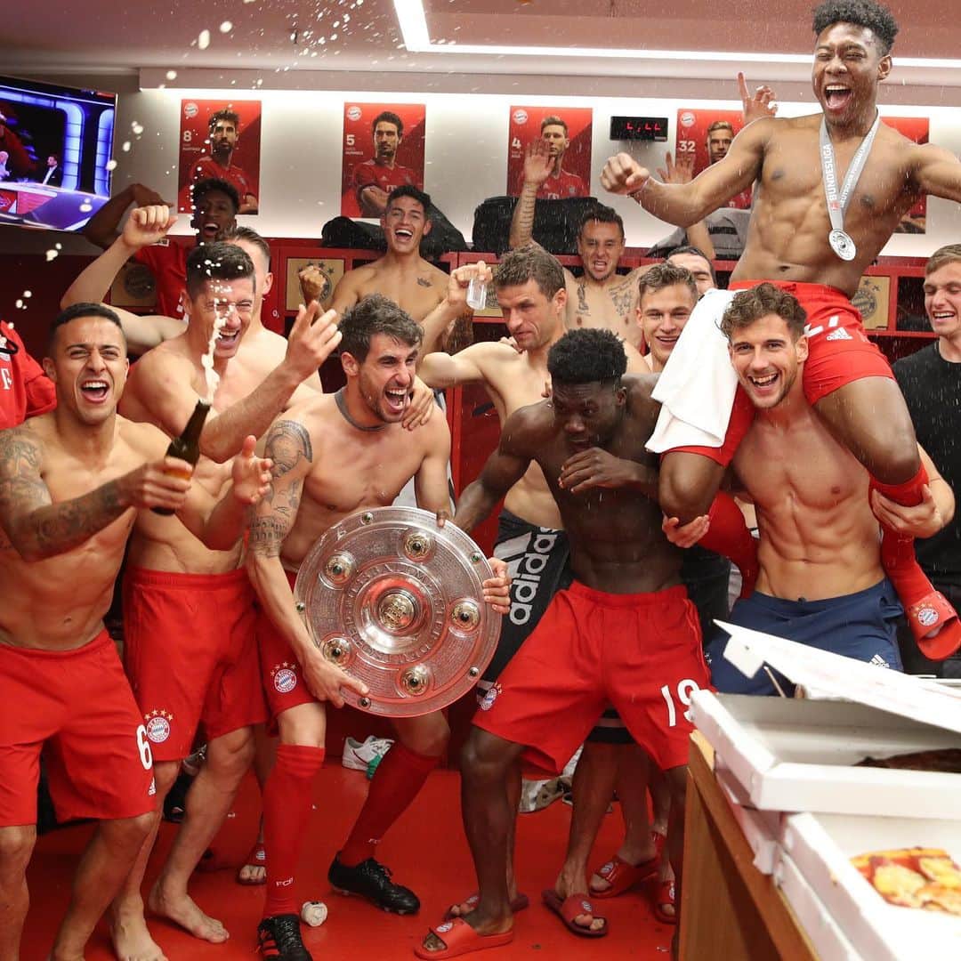 トーマス・ミュラーのインスタグラム：「Cabin party of @fcbayern 🏵😁#miasanmeister #fcbsge #esmuellert #thomasmüller #meisterschaft」