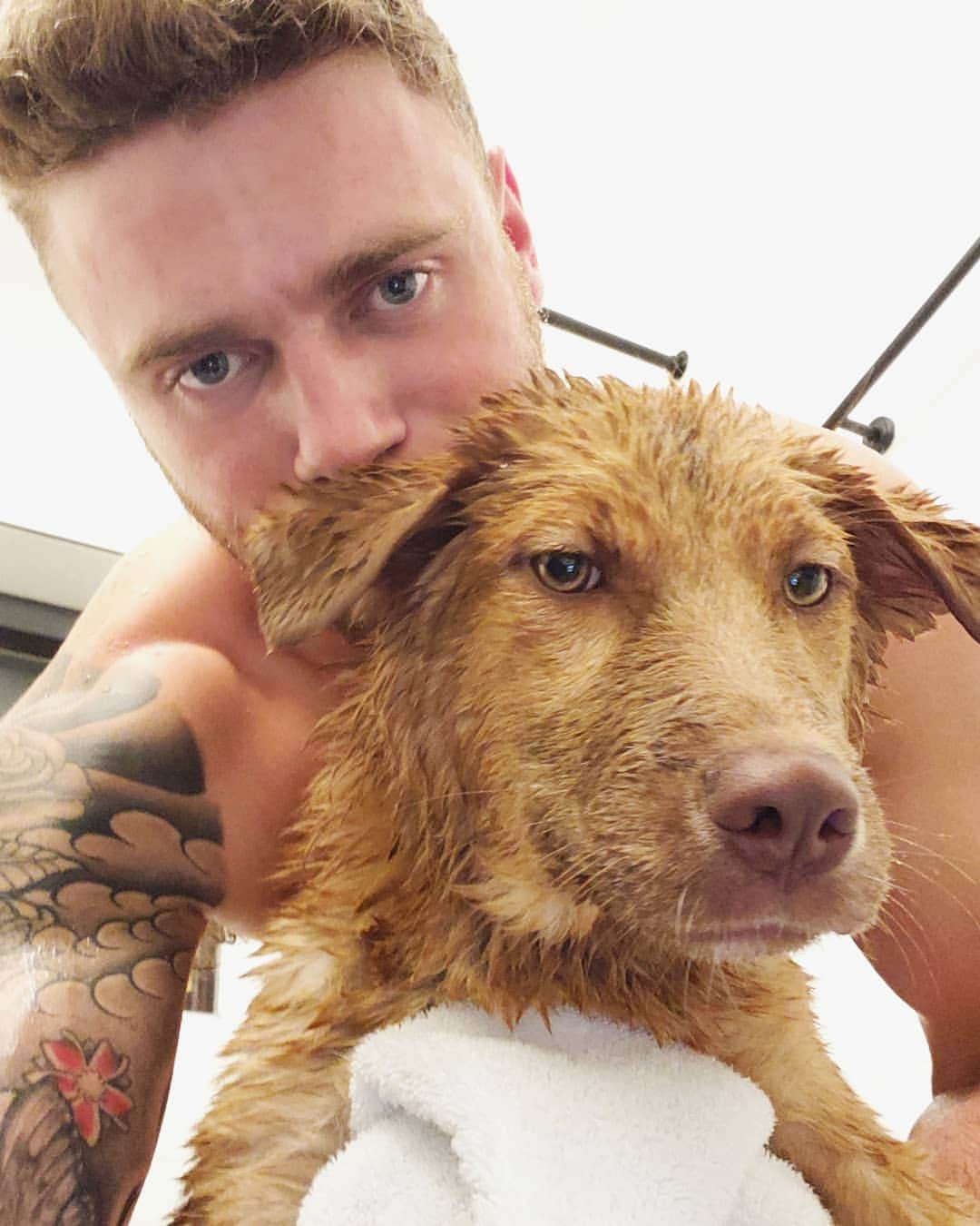 のインスタグラム：「It was an hour of intense labor. She kicked and squirmed. We both cried. It was truly the most difficult thing I've ever had to do but with a lot of deep breathing I finally gave bath to this beautiful little girl. She is 44lbs and healthy - thank you all for the well wishes! 🧼🐶」