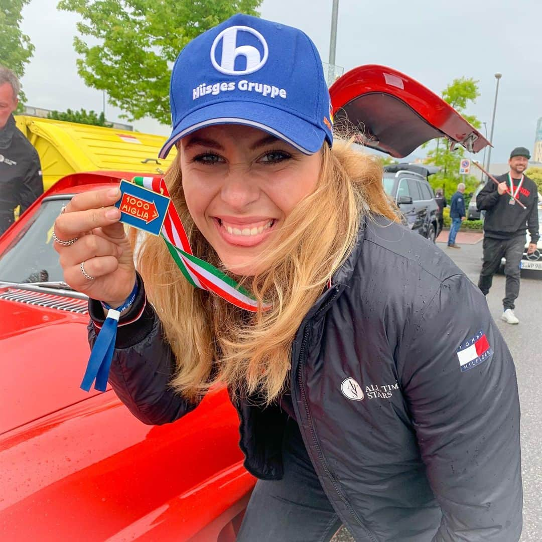 ソフィア・フロルシュさんのインスタグラム写真 - (ソフィア・フロルシュInstagram)「Wehooooooo MILLE MIGLIA 2019 is over and I LOVED it! What a week it has been. THANKS @mercedesbenzmuseum for letting me be here. It was such a big pleasure. And the biggest thanks to @ellenlohrofficial for letting me drive almost everything and being such a great co pilot even in close moments 😅 We don’t know our end position yet but the latest I know is P104. Now it’s time to party 🎉🥳🎈 || Anzeige #MBmille #MBmuseum #MBclassic #oldtimer #sf99 #poweredbypassion #mercedes #racegirl」5月19日 3時24分 - sophiafloersch