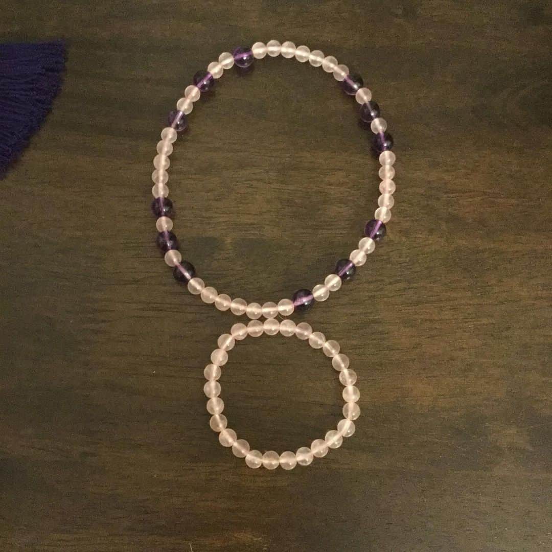 柴田淳さんのインスタグラム写真 - (柴田淳Instagram)「数珠作った。 のこりでこむぎの首輪と私のブレスレット作った。 #天然石 #アメジスト #ローズクォーツ なんかこの机の上に置いたらちょっと怖くない？」5月19日 3時46分 - shibatajun_official