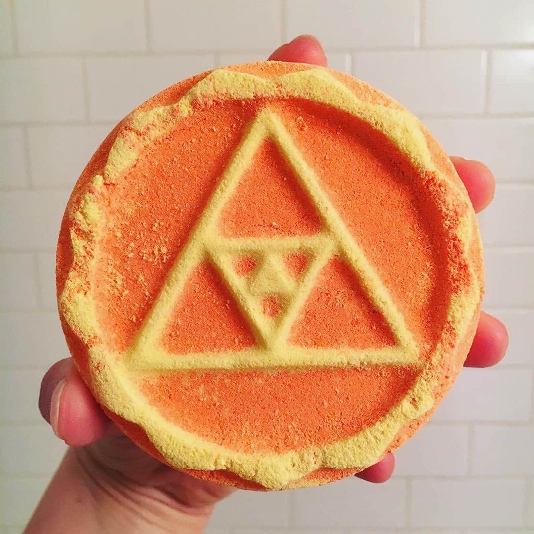 LUSH Cosmeticsさんのインスタグラム写真 - (LUSH CosmeticsInstagram)「Illuminati jokes aside, our Karma Yantra Bath Bomb has the spicy patchouli scent that graces the soap of the same name. Conspiracy or coincidence? You be the judge. 🧡🧡🧡/📸: @bathbeautybabe」5月19日 3時55分 - lushcosmetics
