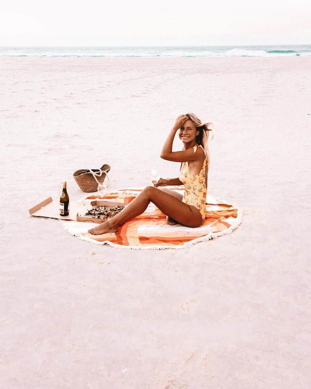 PAUL HEWITTさんのインスタグラム写真 - (PAUL HEWITTInstagram)「@saltyluxe enjoys her pizza at the beach. Can you think of a better situation? 🤤 🍕⚓️ #getAnchored #paulhewitt __ #jewellery #beach #oceanlover #oceanlovers #womensaccessory #maritime #womenswatches #womenstyle #pizzaforlife #pizzalover #qualitytime」5月19日 4時00分 - paul_hewitt