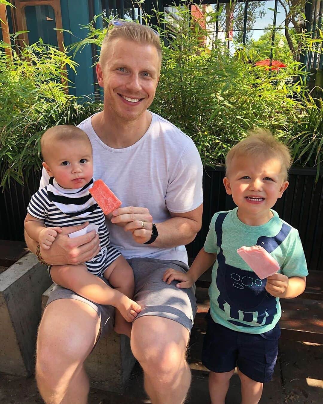 People Magazineさんのインスタグラム写真 - (People MagazineInstagram)「Sean and Catherine Lowe’s boys are loving the warm weather—and their popsicles! ☀️ | #Regram @catherinegiudici」5月19日 4時02分 - people
