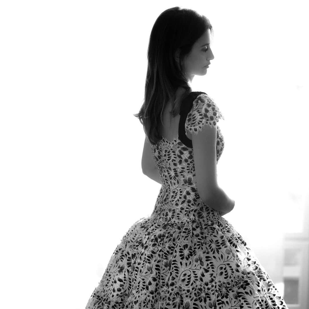 シャネルさんのインスタグラム写真 - (シャネルInstagram)「#CHANELinCannes — House ambassador Penélope Cruz getting ready in the CHANEL suite before her red carpet appearance at #Cannes2019 wearing a bespoke #CHANELHauteCouture dress. #CHANELinCinema #CHANEL @penelopecruzoficial #PenelopeCruz」5月19日 4時13分 - chanelofficial