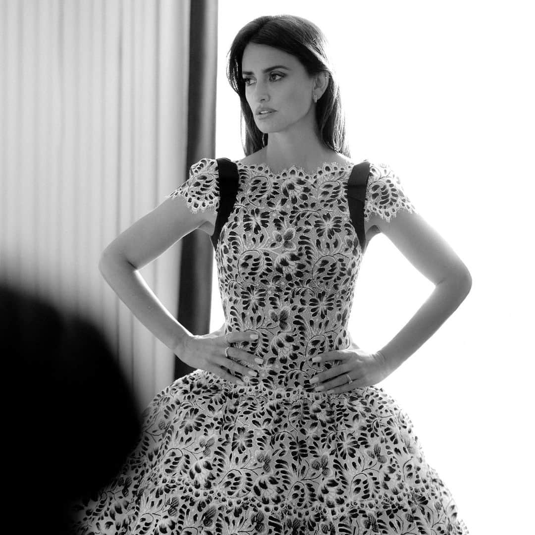 シャネルさんのインスタグラム写真 - (シャネルInstagram)「#CHANELinCannes — House ambassador Penélope Cruz getting ready in the CHANEL suite before her red carpet appearance at #Cannes2019 wearing a bespoke #CHANELHauteCouture dress. #CHANELinCinema #CHANEL @penelopecruzoficial #PenelopeCruz」5月19日 4時13分 - chanelofficial