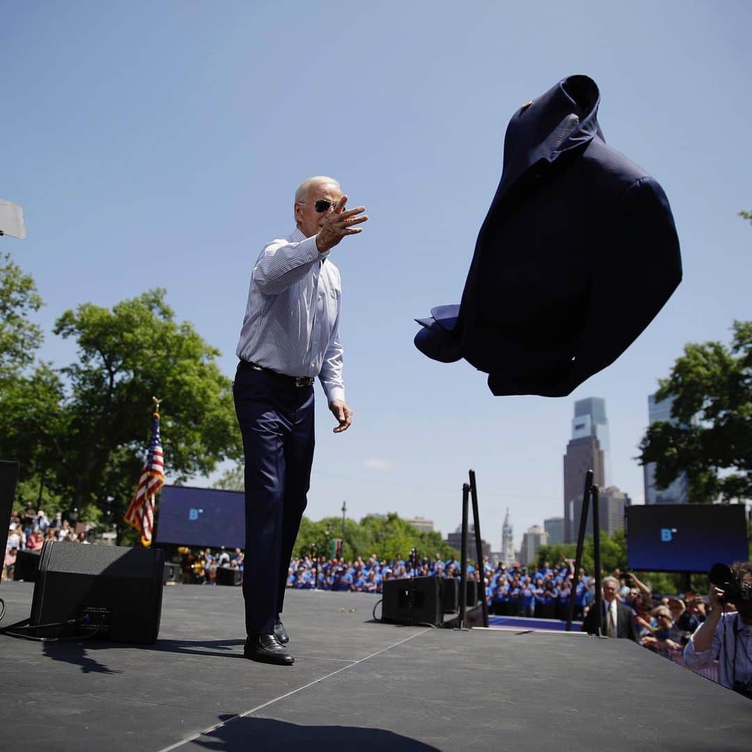 NBC Newsさんのインスタグラム写真 - (NBC NewsInstagram)「#JoeBiden tosses his jacket to the side as he prepares to speak during his presidential campaign kickoff rally on Saturday. . In his speech, #Biden talked about unifiying #America. "This nation needs to come together," he said. "It has to come together." Read more at the link in our bio. . 📷 @apmrourke / @apnews」5月19日 4時14分 - nbcnews