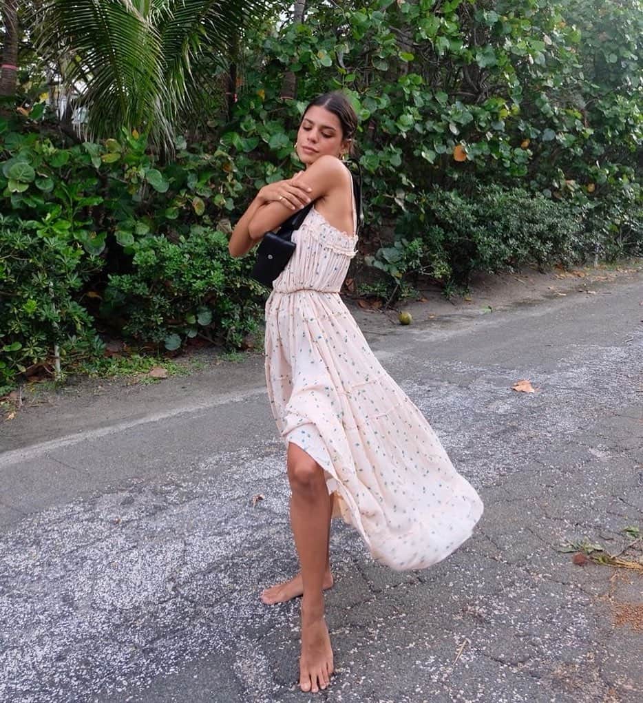 freepeopleさんのインスタグラム写真 - (freepeopleInstagram)「Footwear optional. @endlesslyloveclub in the Peaches Midi Dress. #fpsummer35」5月19日 4時07分 - freepeople