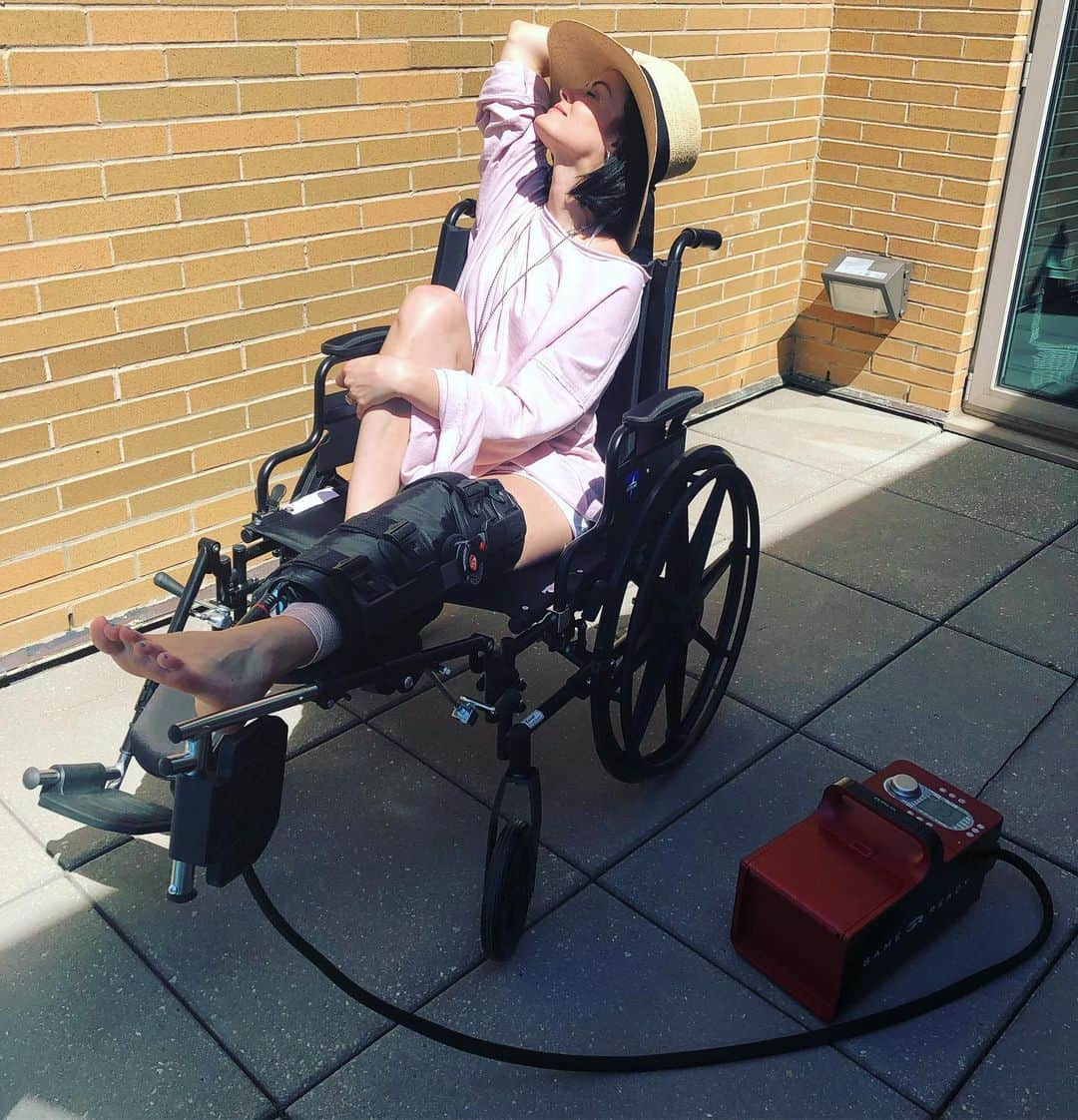 ジェイミー・アレクサンダーさんのインスタグラム写真 - (ジェイミー・アレクサンダーInstagram)「Sunshine Sally! 📸: @laurenrodriguezny ☀️☀️☀️☀️☀️☀️☀️☀️☀️ #aclsurgery #aclrecovery #acl #mcl」5月19日 4時09分 - jaimiealexander