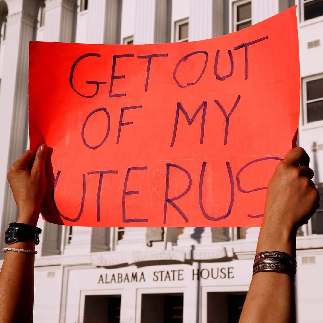The New Yorkerさんのインスタグラム写真 - (The New YorkerInstagram)「So far this year, legislatures in sixteen states, many of them in the South, are considering or have already passed laws restricting abortion rights. At the link in our bio, read about the anti-abortion bills in Alabama and Georgia that are deliberately setting up a Supreme Court showdown over Roe v. Wade. Photograph by Christopher Aluka Berry / Reuters.」5月19日 4時21分 - newyorkermag