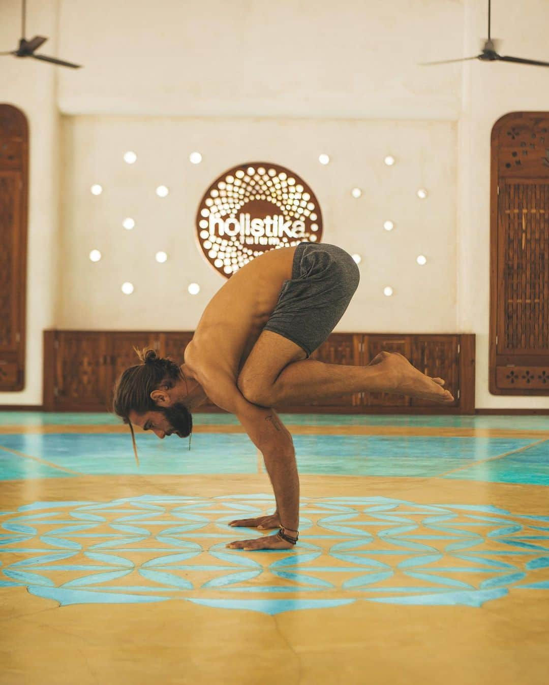 Ricardo Baldinさんのインスタグラム写真 - (Ricardo BaldinInstagram)「Bakasana or Crow pose . This asana is an arm balance. According to B.K.S. Iyengar there are two techniques for entering them. The simple method is by pushing up from a crouching position. The advanced method is to drop down from a head stand. The asanas strengthen the shoulders, arms, wrists and hands, as well as the core muscles and organs of the abdomen. • 🙏🏽 • Yoga is a very powerful practice that can change your life. Physically, mentally and emotionally. Every Friday I’ll be sharing/explaining a different yoga pose. Find a yoga teacher/class near you to guide you properly and let’s flow! Namaste 🙏🏽 #yoga #yogapose #asana #crowpose #bakasana #love #travel #balance #baldinyoga」5月19日 4時17分 - rbaldin