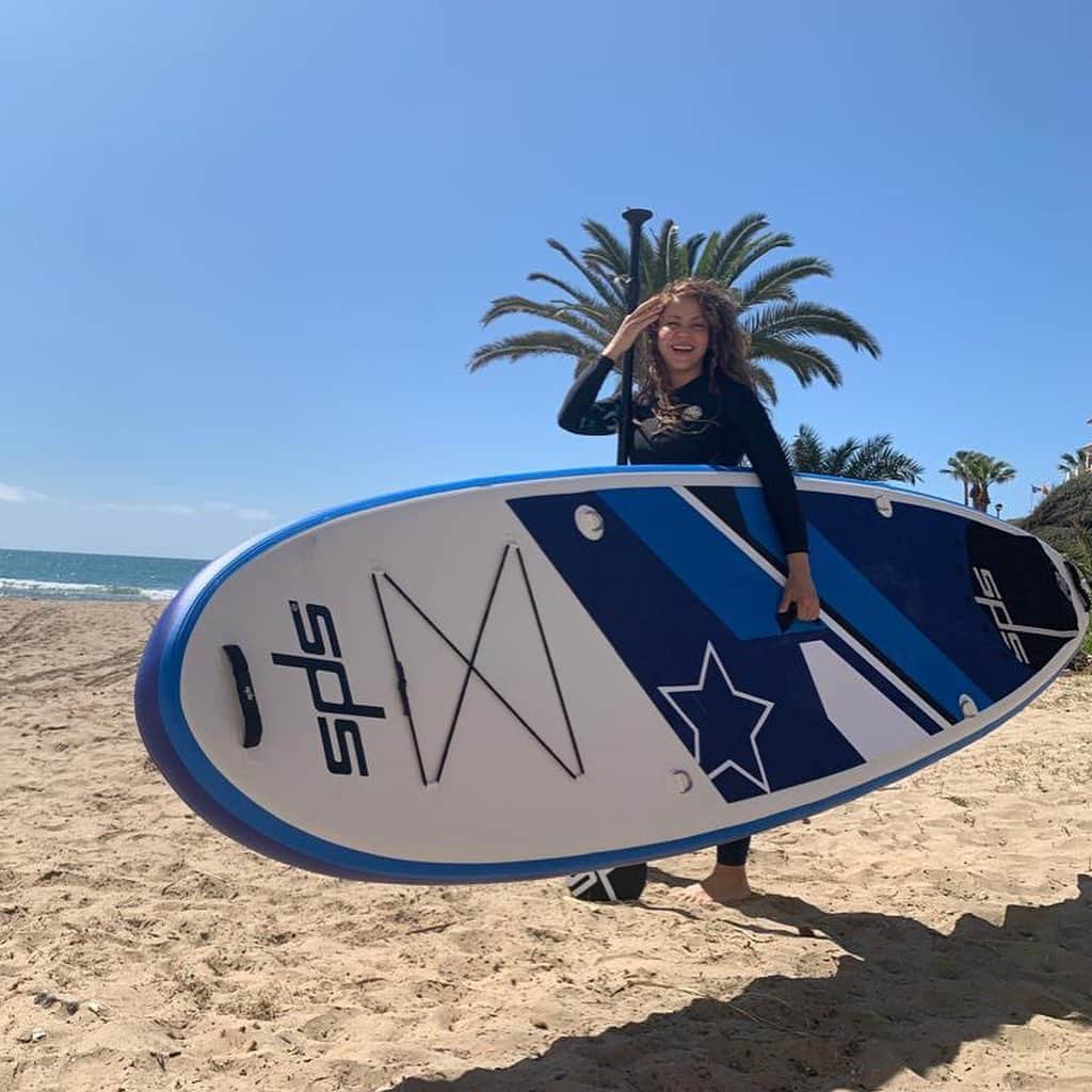 シャキーラさんのインスタグラム写真 - (シャキーラInstagram)「Today, Paddle surf! Hoy, Paddle Surf!  Y para compensar por todo el sufrimiento humano... Dios creó  mar / And to make up for all human suffering...God created the sea. Y qué me dicen de ésta con la palmera en la cabeza! And here with a palm tree head! Shak」5月19日 4時24分 - shakira