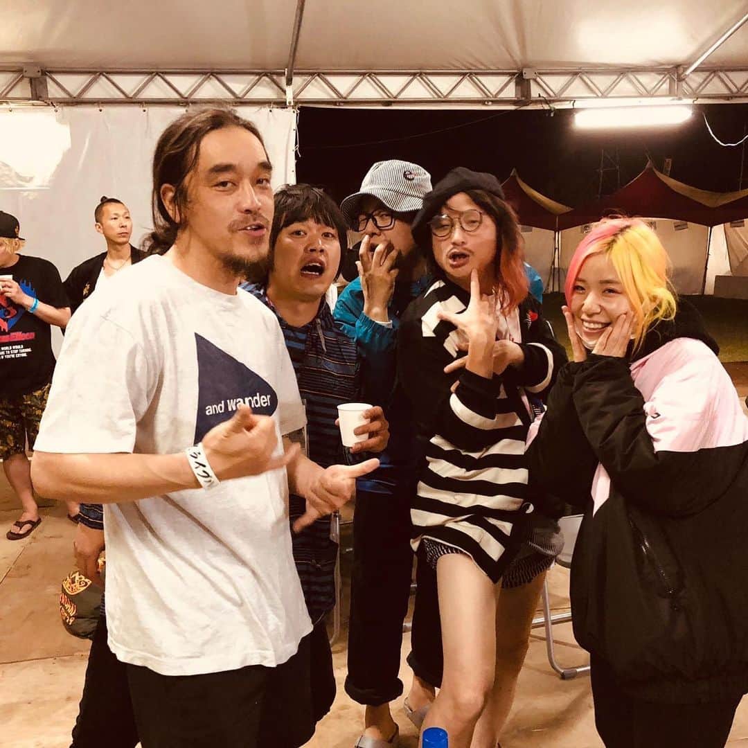 あやぺたのインスタグラム：「初出場WALK INN FES!2019 桜島でライブ出来る日がくるとは。 地元愛に溢れてる素敵すぎる一日でした。雨風の中、楽しむ気合いがはいったみんなとのライブはすごくこっちも気合いはいった。 ジーフリークとの2日間も最高に刺激をもらったし、SHIMAのツアーも1本やけど参加することができた。 次のライブは、我が地元、堺ミーティングやっ！！！！！ そろそろアメ村いきたひ。」