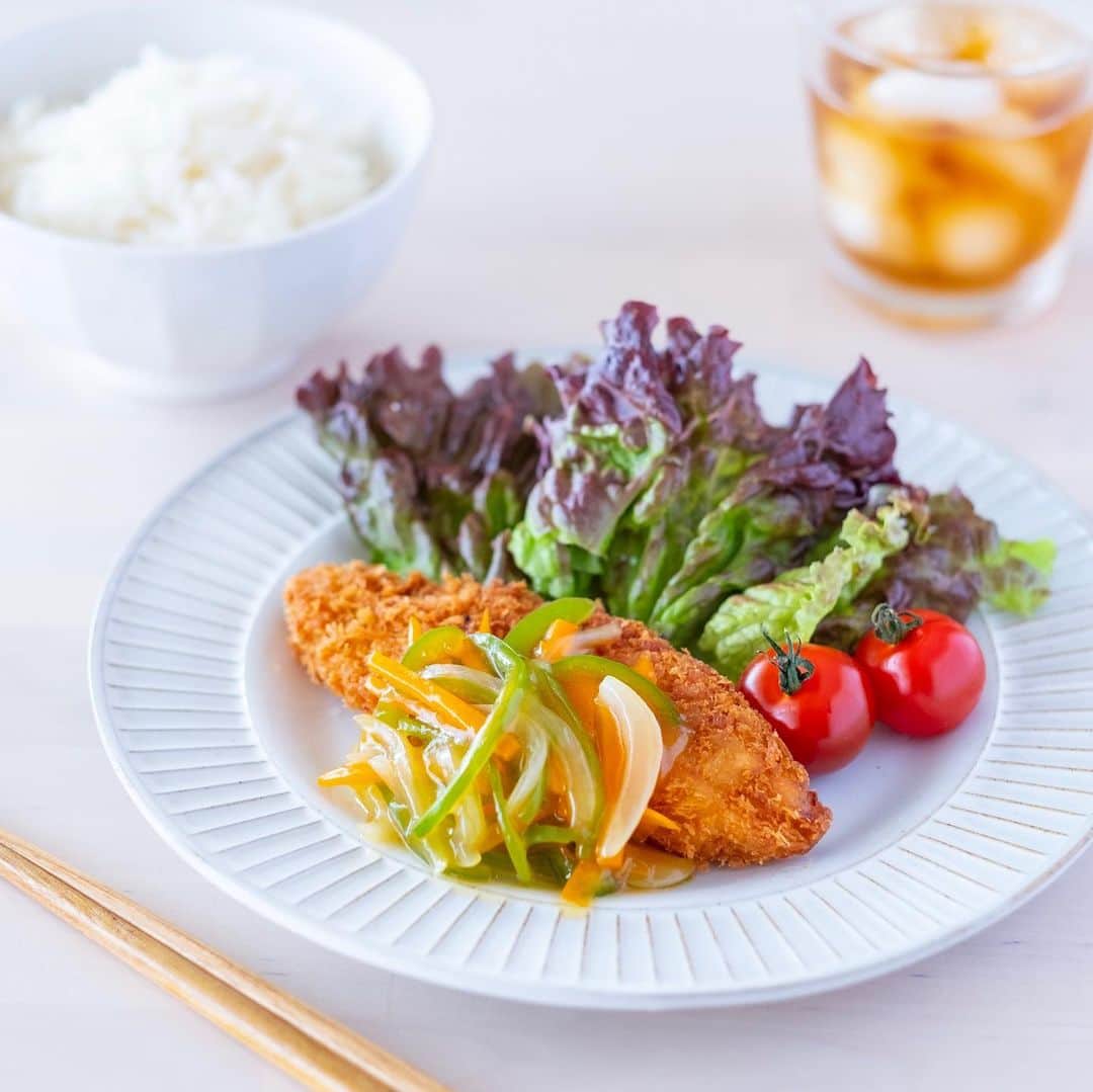 haru.のインスタグラム：「. おはようございます＊ . 今朝は、フーディーテーブル @foodietable.jp さまより、 #創味だしのきいたまろやかなお酢 をモニタープレゼントしていただき、 「白身魚のフライ甘酢あんかけ」を作ってみました♩ . だしが効いて旨味たっぷり。 まろやかな味わいの美味しいお酢は、野菜をたっぷり使った甘酢あんにぴったり✨ . 油っこい揚げ物もさっぱりといただけましたよ！ . 野菜&酢で体にも良さそう〜😊 素敵な商品をありがとうございました！ . . えーと、 なんか噴火警戒レベル上がってる？ でも別に揺れてないよ？って油断してたらさっき揺れたね〜〜…。 . まあ、箱根じゃいつものことなので← 様子見しつついつも通り過ごしますー。 . みなさまも良い1日を♡ . . . ＊「創味食品×フーディ―テーブル」のモニターコラボ広告企画に参加しています＊ . . #だしまろ酢 #フーディストモニター #フーディーテーブル」