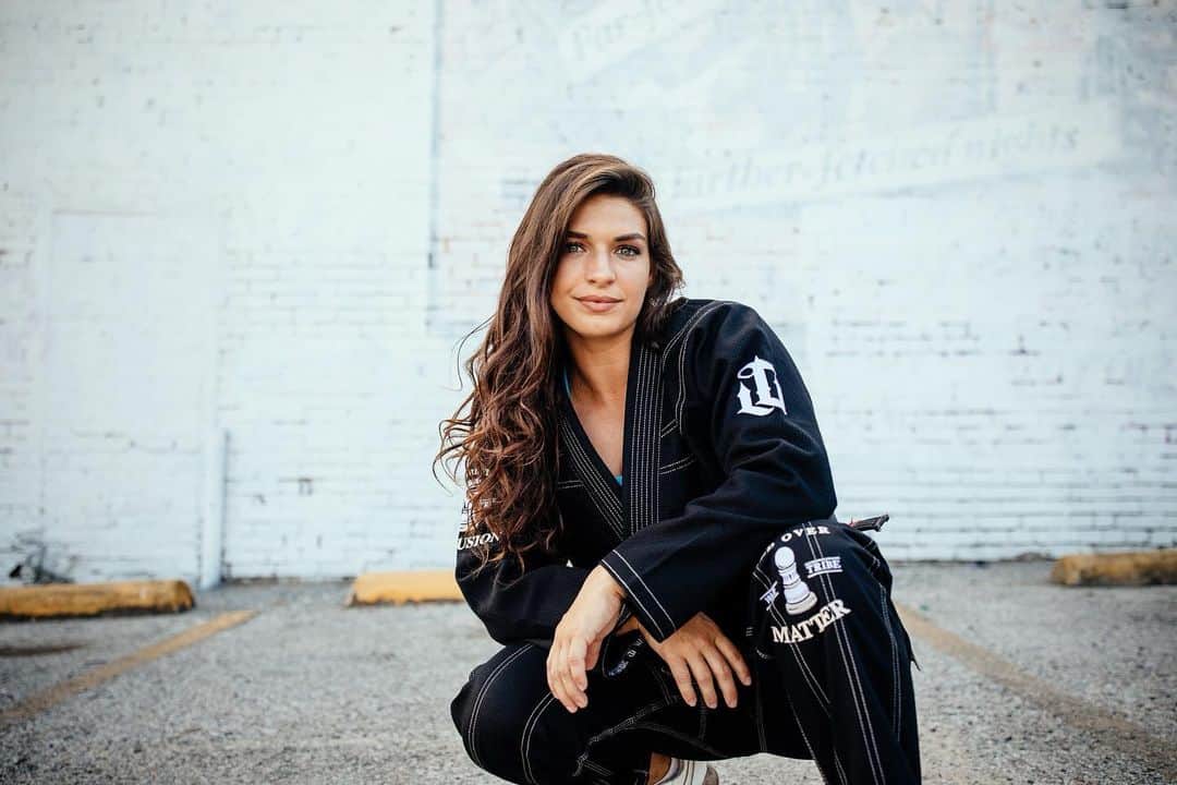 マッケンジー・ダーンのインスタグラム：「Join the tribe  @wartribegear」