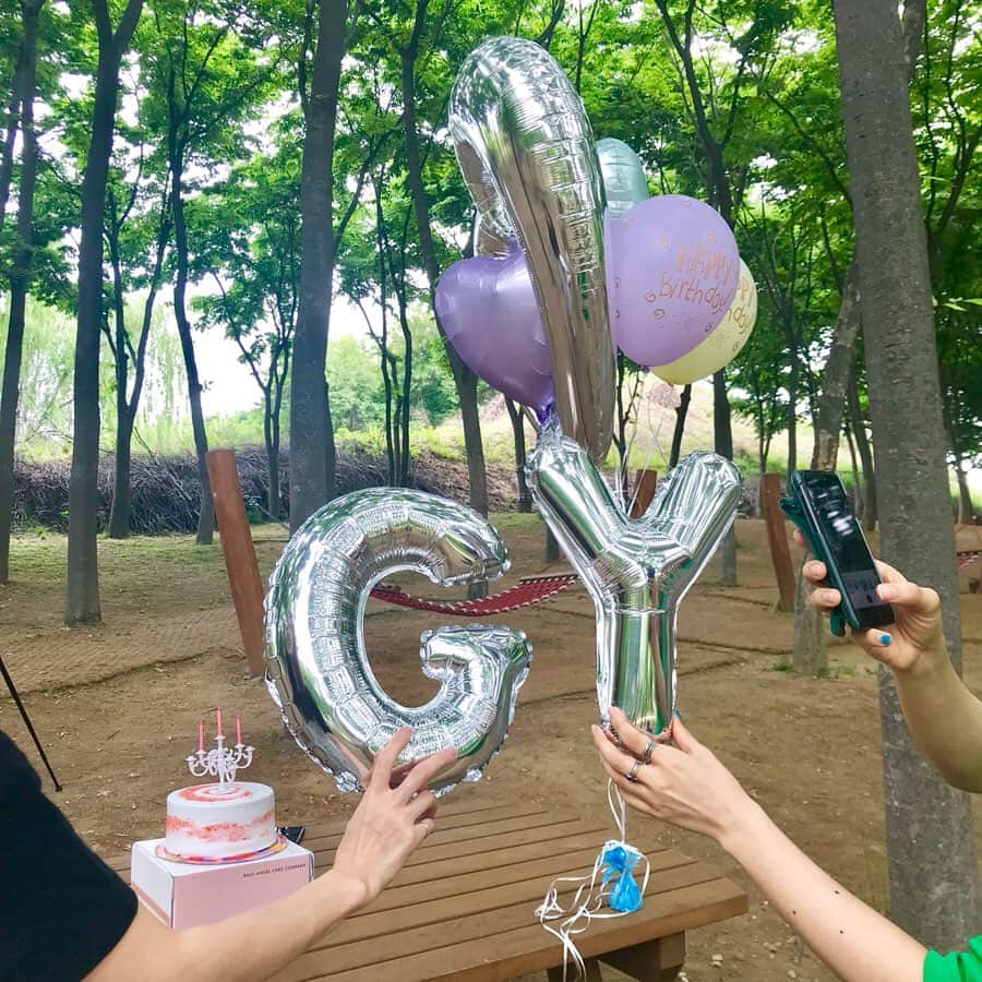 ガユンのインスタグラム：「자연과 함께 하는,촛불 없는 케이크 #청정1급수 내 생일로 시작했지만,끝은  #마블동호회」