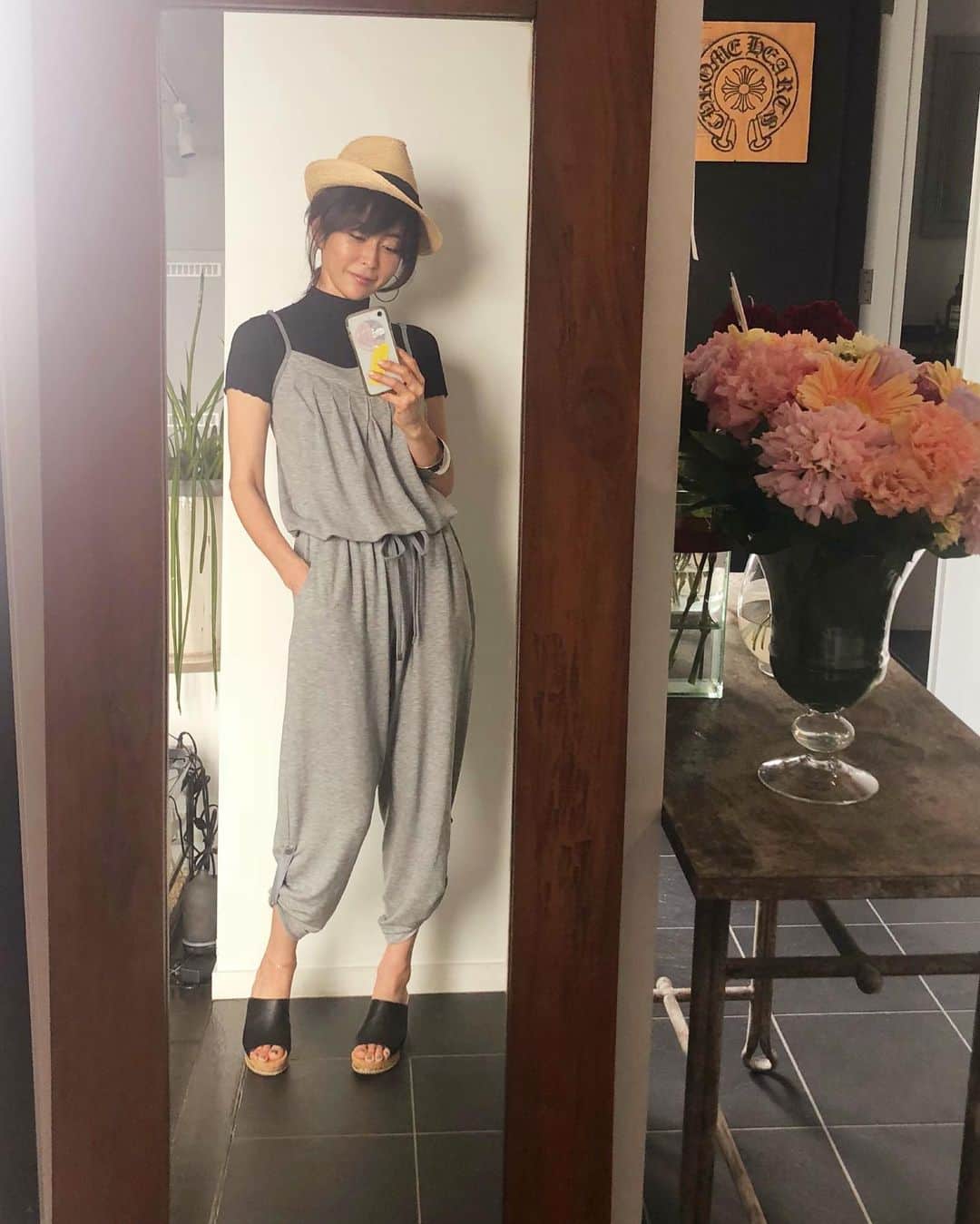 のインスタグラム：「今日のスタイル。 . . . シーンを選ばず 外でも 部屋着にもなる オールインワンを着て ポップアップ最終日😊 . . . mix and mingle . . . . @isetan_shinjuku_urbancloset . . . . #mix_and_mingle_  #新宿 #新宿伊勢丹 #ポップアップ #エプロン #オールインワン #シャツワンピ #カッティングボード #箸 #箸置き #アーバンクローゼット」