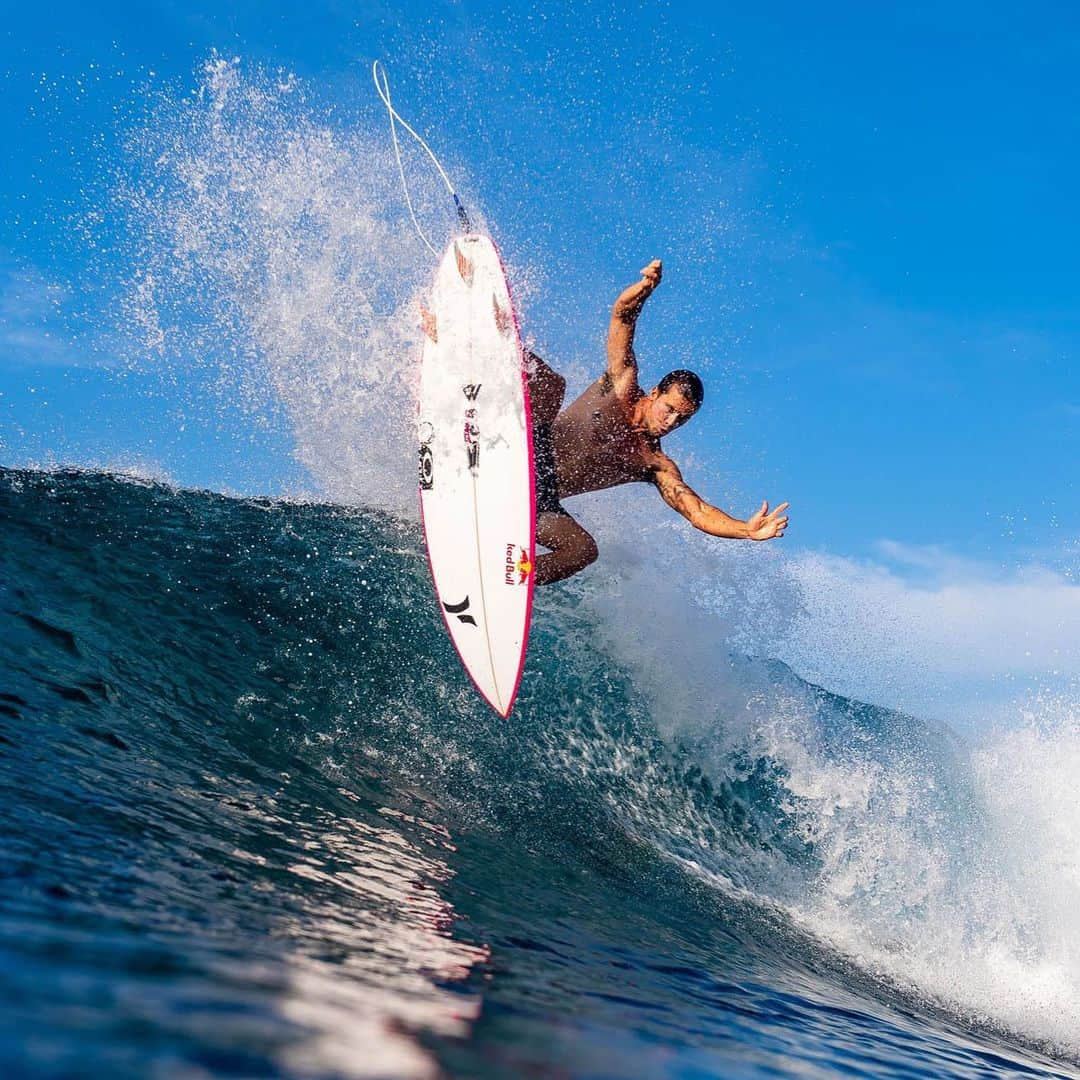 ジュリアン・ウィルソンさんのインスタグラム写真 - (ジュリアン・ウィルソンInstagram)「Round of 32 done ✅ Waves have arrived! 📷 @tallteef」5月19日 10時02分 - julian_wilson