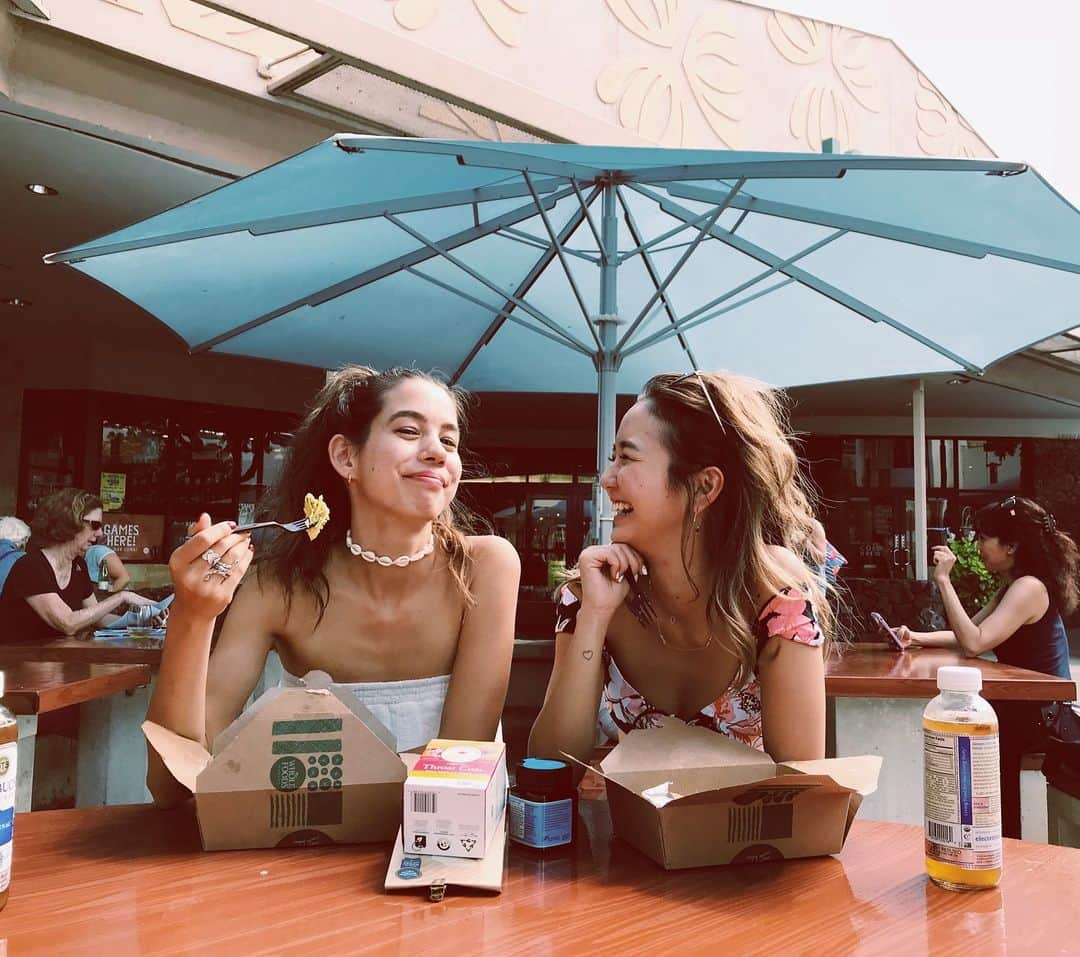 Rika Vanessaさんのインスタグラム写真 - (Rika VanessaInstagram)「昨日の思い出🌈🥡🥢🌴 ・ ・ 撮影からの WHOLE FOODS MARKETで ランチ🥗&買い物！ ・ ・ のんびりして 早めにディナー🍽 食べ終わった頃には すっかりサンセットタイム🌴🌞 ・ ・ やっぱり夕暮れ時の 光は優しくて 好きだなあ🌅 ・ ・ まん丸のお月様も ダイヤモンドヘッド⛰の横にいて 美しかった。 ・ ・ 良き日に感謝🌹🌹 ・ ・ ・ #roxyjapan #roxygirls #roxygirlssnap #Hawaii #waikiki #ハワイ #オアフ島 #ロキシー」5月19日 10時02分 - rikavanessa._