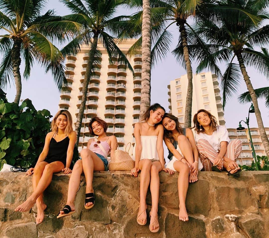 のインスタグラム：「昨日の思い出🌈🥡🥢🌴 ・ ・ 撮影からの WHOLE FOODS MARKETで ランチ🥗&買い物！ ・ ・ のんびりして 早めにディナー🍽 食べ終わった頃には すっかりサンセットタイム🌴🌞 ・ ・ やっぱり夕暮れ時の 光は優しくて 好きだなあ🌅 ・ ・ まん丸のお月様も ダイヤモンドヘッド⛰の横にいて 美しかった。 ・ ・ 良き日に感謝🌹🌹 ・ ・ ・ #roxyjapan #roxygirls #roxygirlssnap #Hawaii #waikiki #ハワイ #オアフ島 #ロキシー」