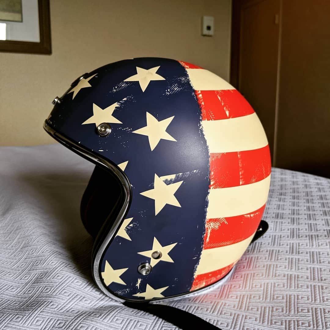 ザカリー・ダナヒューさんのインスタグラム写真 - (ザカリー・ダナヒューInstagram)「5 hrs. 163 stickers. Worth it. Had a lot of fun sticker wrapping this American Flag Helmet by @torchelmets. Still have to heat them so they stick and blend better and spray a light clear coat for waterproofing. Fun lil project 👍🔥⚡🐼 #blackandwhite #harleydavidson #custom #diy」5月19日 4時39分 - zachtdonohue