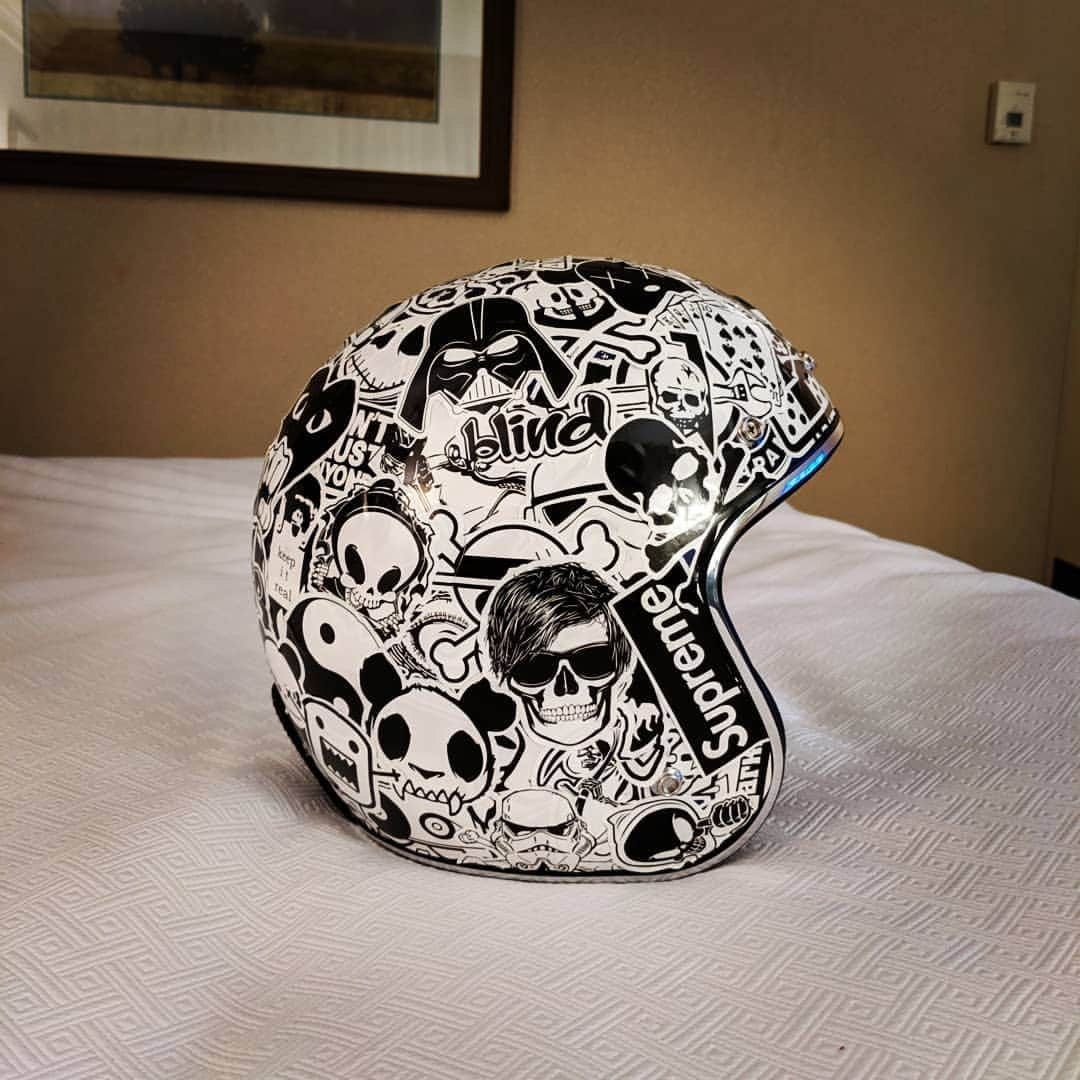 ザカリー・ダナヒューさんのインスタグラム写真 - (ザカリー・ダナヒューInstagram)「5 hrs. 163 stickers. Worth it. Had a lot of fun sticker wrapping this American Flag Helmet by @torchelmets. Still have to heat them so they stick and blend better and spray a light clear coat for waterproofing. Fun lil project 👍🔥⚡🐼 #blackandwhite #harleydavidson #custom #diy」5月19日 4時39分 - zachtdonohue