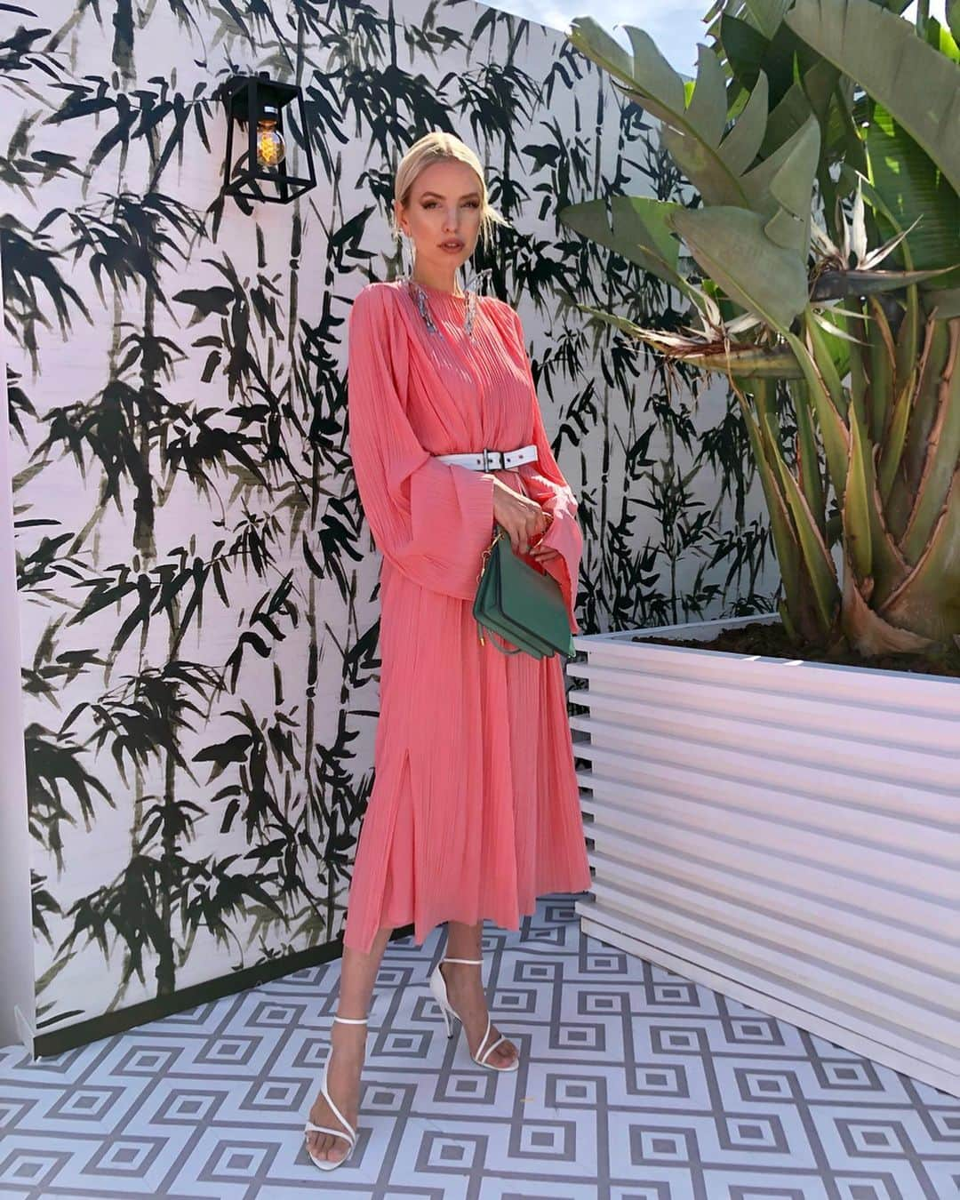 レオニー・ハンネさんのインスタグラム写真 - (レオニー・ハンネInstagram)「Pink for the @givenchybeauty Disturbia Mascara launch. 💕 Anzeige/Ad @givenchyofficial #Givenchy #GivenchyBeauty #Cannes #Cannes2019」5月19日 4時43分 - leoniehanne