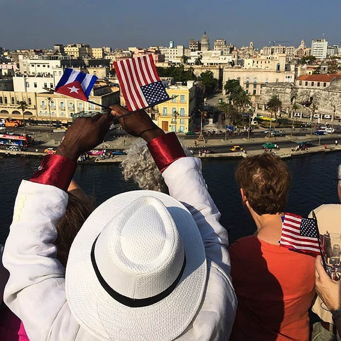 National Geographic Creativeさんのインスタグラム写真 - (National Geographic CreativeInstagram)「Photo by @dguttenfelder | A passenger on a cruise ship traveling between Miami, Florida and Havana, Cuba waves the American and Cuban national flags. #UnitedStates #Cuba #Travel」5月19日 5時02分 - natgeointhefield