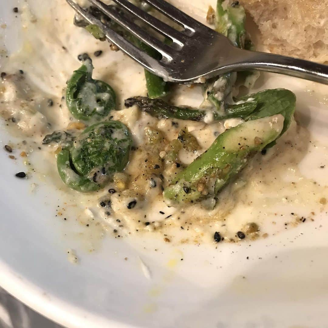 シャロン・ローレンスさんのインスタグラム写真 - (シャロン・ローレンスInstagram)「Have you ever had a #fiddlehead fern for lunch? @clementine.winnipeg Yum.」5月19日 5時08分 - sharonelawrence