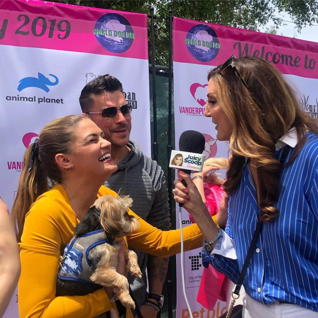 ヘザー・マクドナルドのインスタグラム：「Making @brittany & @mrjaxtaylor laugh on the Pink Carpet #worlddogday #juicyscoop #vanderpumprules」