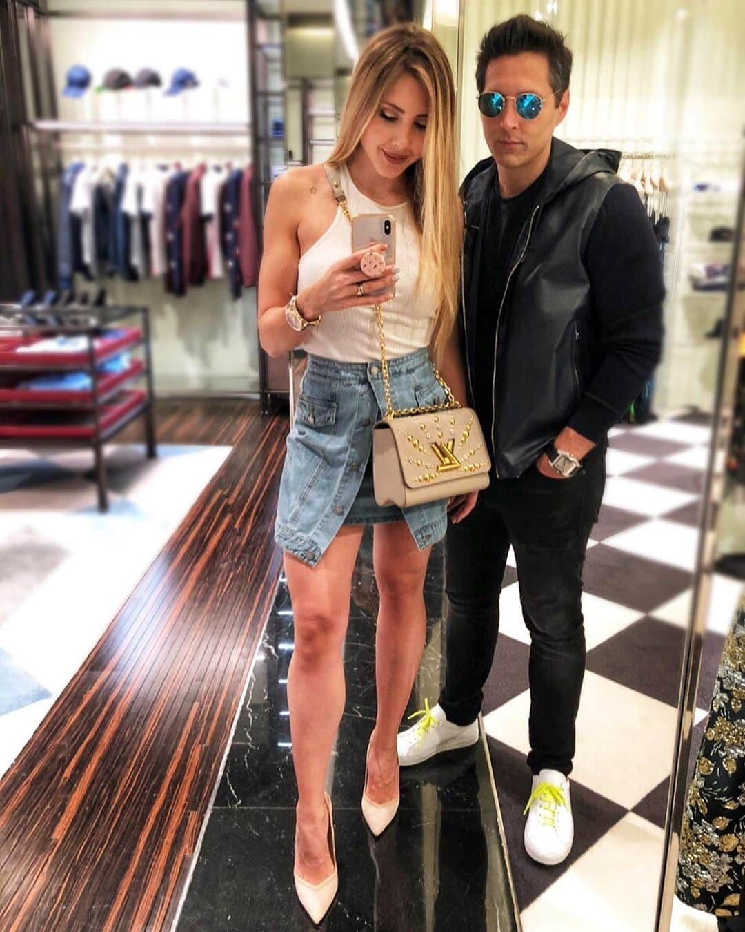 Sascha Barbozaさんのインスタグラム写真 - (Sascha BarbozaInstagram)「#AndyJam y su manager 😎😂 #DeShoppingConElPapachongo #siemprepapinuncaimpapi #siempremaminuncainmami」5月19日 5時29分 - saschafitness