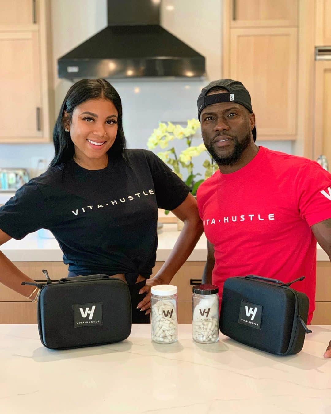 ケビン・ハートさんのインスタグラム写真 - (ケビン・ハートInstagram)「I wanted to create a line of products that could help people embrace their Hustle....We all have a level of Hustle inside of us...Some of us just need a little help tapping into it...That’s where I come in. I’m not the only one who needs energy or help to stay focused in meetings or school etc....I also know that I’m not the only one that needs help recovering from my workouts. My product is for Men & women that live a busy life that are trying to make the most of their days by going after their goals & passions. My product is for ALL OF YOU. I don’t want to be great by myself....Come and get some of this HUSTLE people. Click the link in my Bio & Get your Hustle ooooooonnnnnnnn!!!!! Also go follow @getvitahustle  #HustleHart #VitaHustle #HealthIsWealth」5月19日 5時36分 - kevinhart4real