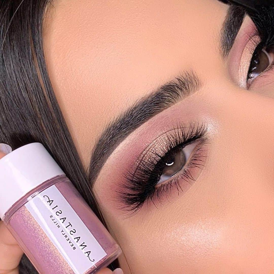 Anastasia Beverly Hillsさんのインスタグラム写真 - (Anastasia Beverly HillsInstagram)「Beautiful look @zadojn  BROWS • #Dipbrow Pomade & Dipbrow Gel in Dark Brown  EYES • Daiquiri Loose Pigment & Norvina Palette  GLOW • Icy Loose Pigment」5月19日 5時37分 - anastasiabeverlyhills