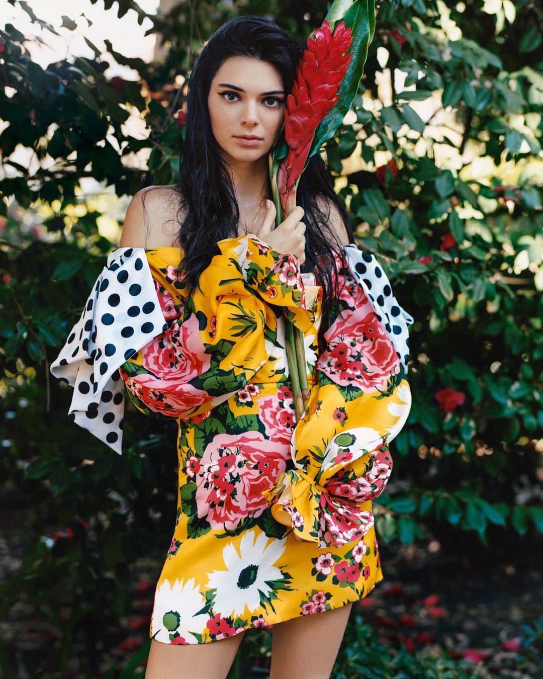 Vogue Runwayさんのインスタグラム写真 - (Vogue RunwayInstagram)「In bloom. @kendalljenner gives summer’s most vibrant pieces a whirl. Tap the link in our bio to see more. Photographed by @oliverhadleepearch, styled by @mr_carlos_nazario, Vogue, June 2019」5月19日 5時42分 - voguerunway