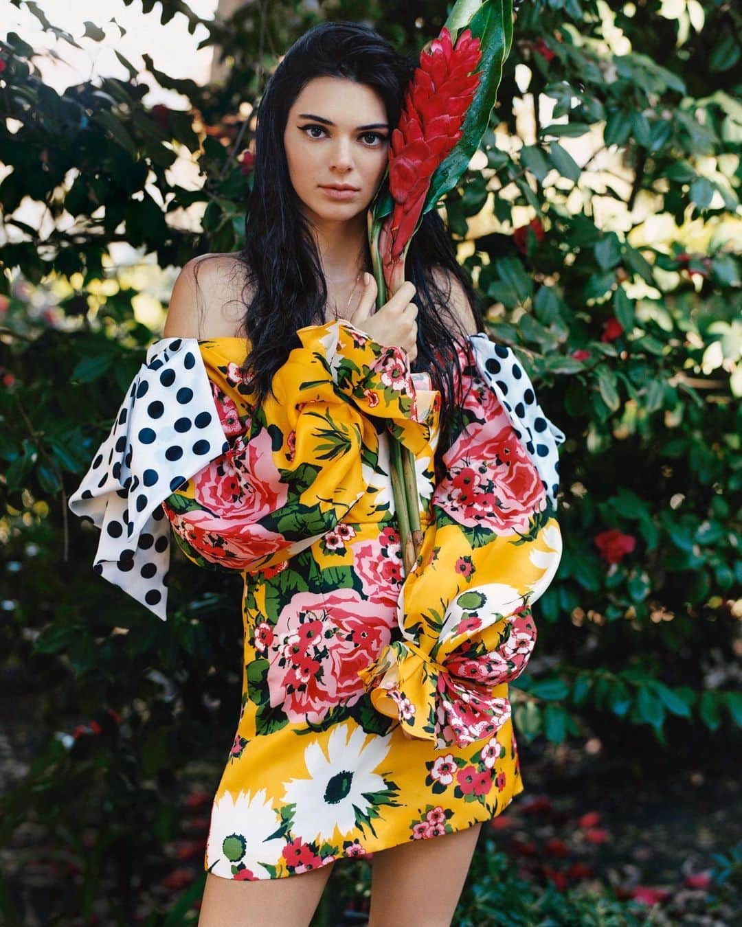 Vogue Runwayさんのインスタグラム写真 - (Vogue RunwayInstagram)「In bloom. @kendalljenner gives summer’s most vibrant pieces a whirl. Tap the link in our bio to see more. Photographed by @oliverhadleepearch, styled by @mr_carlos_nazario, Vogue, June 2019」5月19日 5時42分 - voguerunway