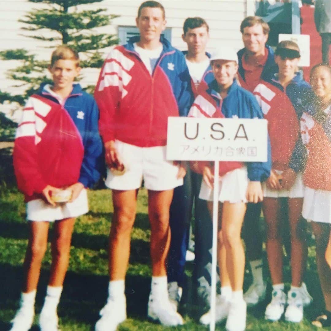 ブライアン兄弟さんのインスタグラム写真 - (ブライアン兄弟Instagram)「World Youth Cup - Tokyo, Japan. September, 1992. The big fella on my left is 14 year old Geoff Abrams. 6 ft 3 in, 185 pounds of aggressive serve and volley power.  In 1992 he won the Boys 14’s triple crown: The Easter Bowl, National Clays, and National Hard Courts and finished ranked #1 in the USA. I unfortunately had to face Geoff in many big tournaments during those tyrannical 12 months. Geoff went undefeated that year except for a lone blemish... On a beautiful morning in Whittier, CA it all came together and I slayed the giant! Miraculously, for 1 hour, my spidery 70 pound frame was able to fight off the booming kickers and pass with laser like precision.  In my mind, surely one of the great upsets in sports history. I went straight from the court, trophy in hand, to Knotts Berry Farm to celebrate with rollercoasters and cotton candy. The next morning, I awoke at 7am and sprinted outside in my underwear to grab the Los Angeles Times. The finals results from the big junior tournaments were always printed in the back of the sports section and I couldn’t wait to read my name defeating the legendary Geoff Abrams, 6-0, 6-2. It would prove that it wasn’t a dream! Everyone would now know of my victory! But to my surprise, the newspaper was missing from the driveway. I rushed back inside and asked my parents if they’d picked it up. After strangely avoiding my questions and then trying to hide it behind his back, I pried the sports page from my Dad’s hand. I quickly flipped to the last page, scanned the small print, and found the tennis results. My jaw dropped to read a misprint. WHITTIER JUNIOR CHAMPIONSHIPS: BOYS 14 - Geoff Abrams defeated Bob Bryan 6-0, 6-0. I immediately broke down into tears. The shock and heartache was unbearable. That was a tough day to say the least...but here I am, 27 years later, setting the record straight!  Geoff and I ended up being teammates at Stanford and we won 2 NCAA team titles together. He is now a successful orthopedic surgeon, the head of Sports Medicine at Stanford, and works with the Golden State Warriors and the SF 49er’s.」5月19日 5時50分 - bryanbros