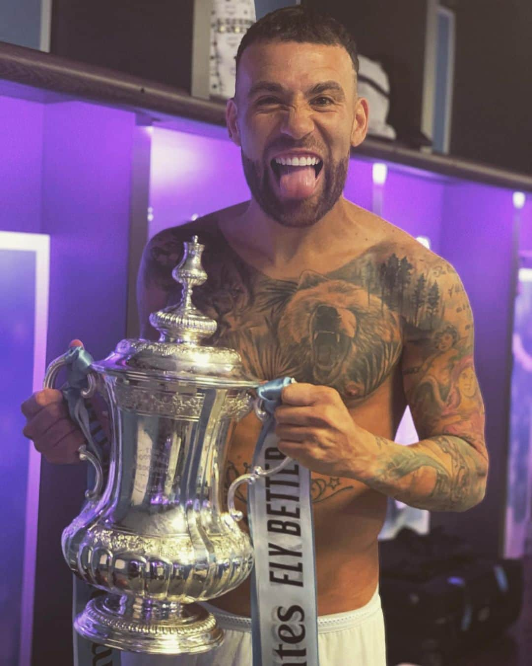 ニコラス・オタメンディさんのインスタグラム写真 - (ニコラス・オタメンディInstagram)「Champions 🏆#FACup #manchestercity 😜」5月19日 5時54分 - nicolasotamendi30