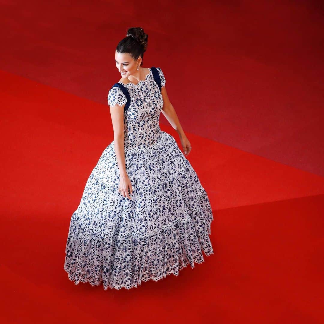 シャネルさんのインスタグラム写真 - (シャネルInstagram)「#CHANELinCannes — House ambassador Penélope Cruz on the #Cannes2019 red carpet in a #CHANELHauteCouture lace dress for the premiere of Pedro Almodóvar’s latest movie. #CHANELinCinema #CHANEL @penelopecruzoficial #PenelopeCruz」5月19日 6時02分 - chanelofficial