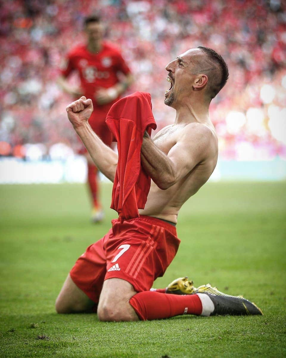 UEFAチャンピオンズリーグさんのインスタグラム写真 - (UEFAチャンピオンズリーグInstagram)「Perfect Munich goodbye for 𝑹𝑶𝑩𝑩𝑬𝑹𝒀 - Bundesliga champions! 🏆🥇⁣ ⁣ Where would you like to see Robben & Ribéry next? 😢」5月19日 6時15分 - championsleague